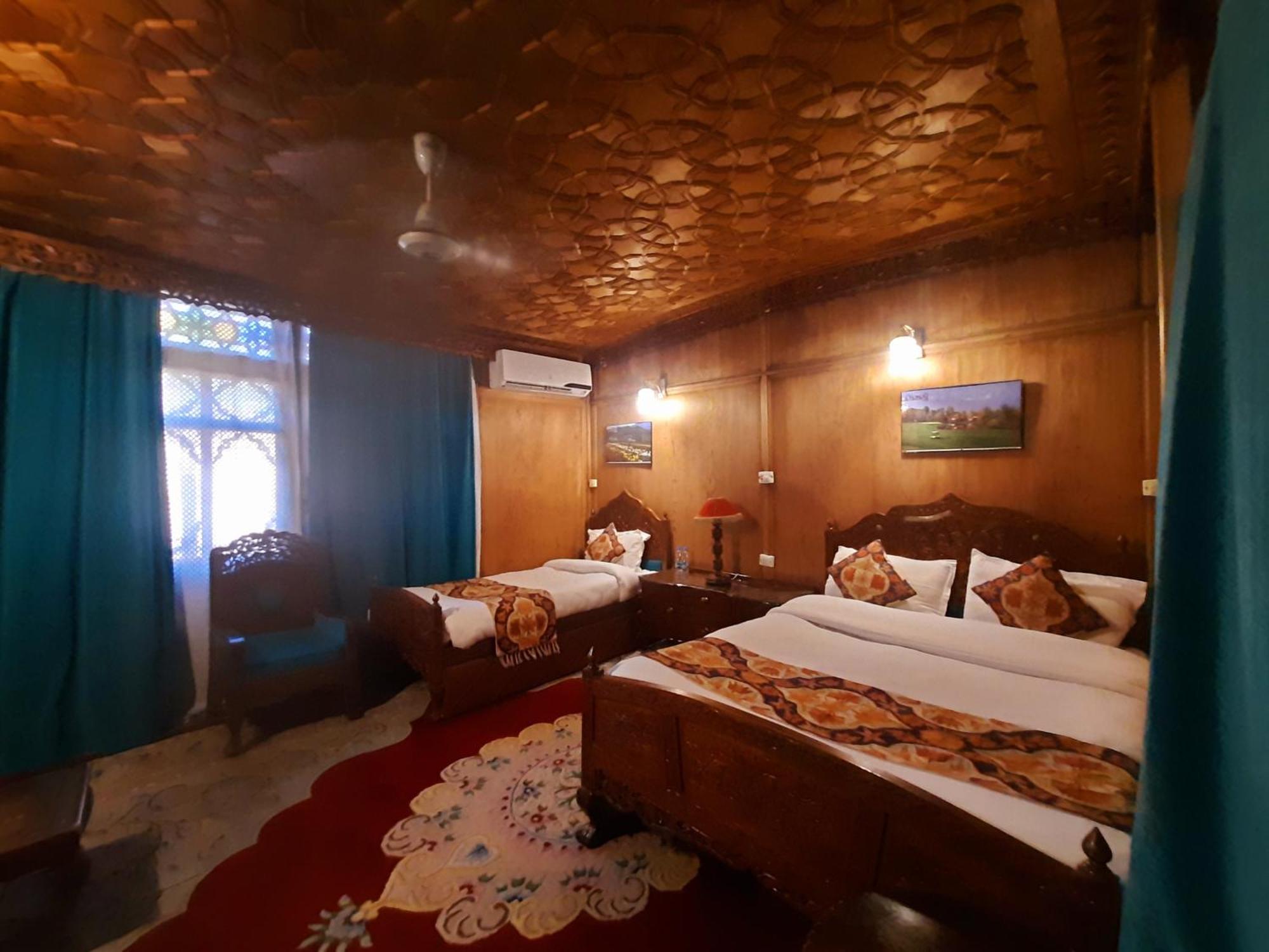 The Badyari Palace Houseboats Srīnagar Esterno foto