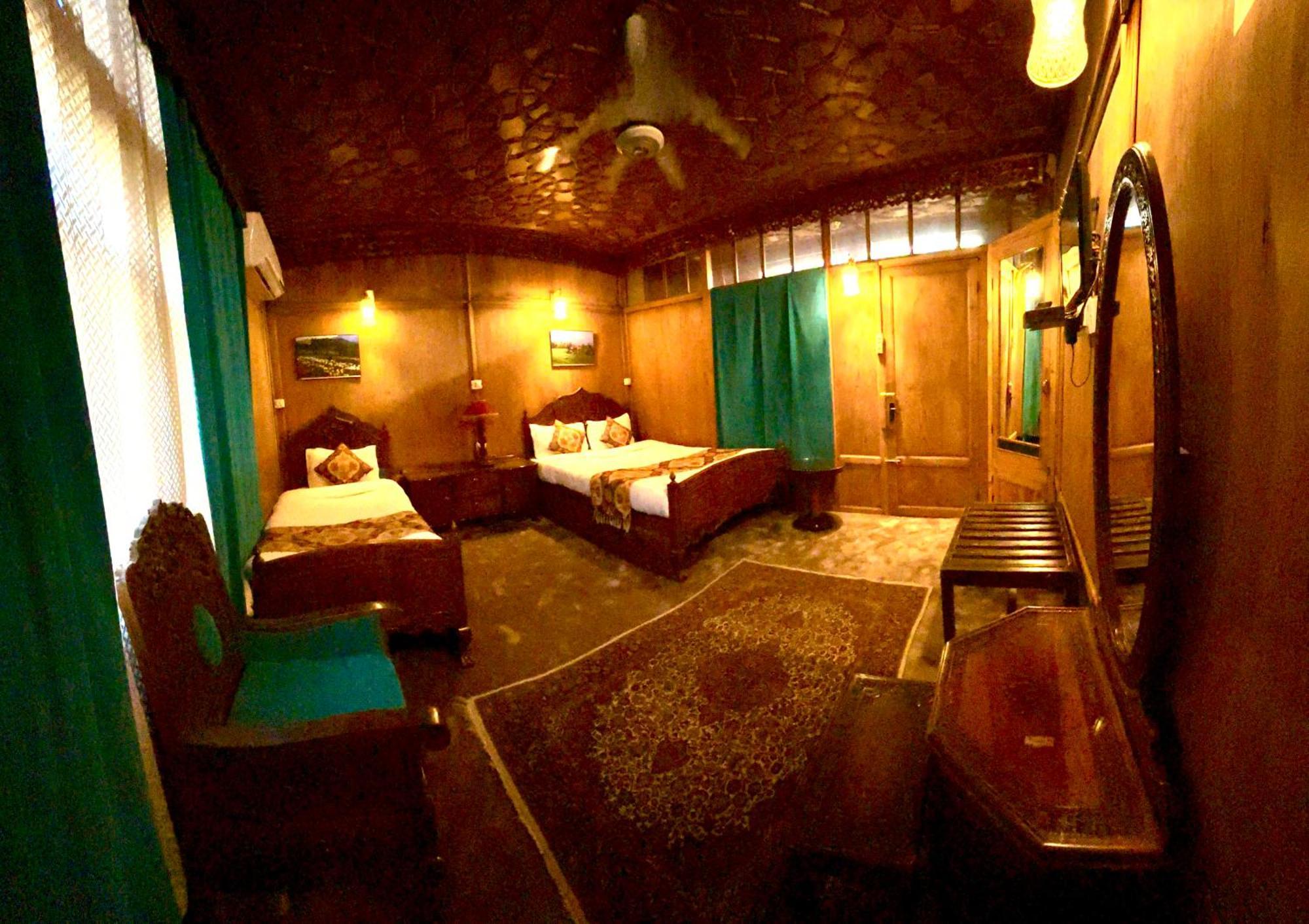 The Badyari Palace Houseboats Srīnagar Esterno foto